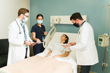 Obraz premium Medical team checking on a young woman