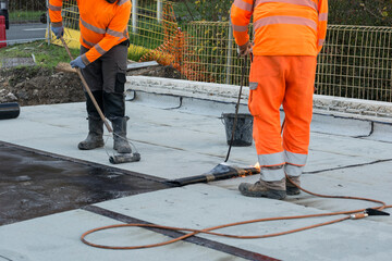 Ouvriers spécialisés sur un chantier de rénovation d'un pont routier 