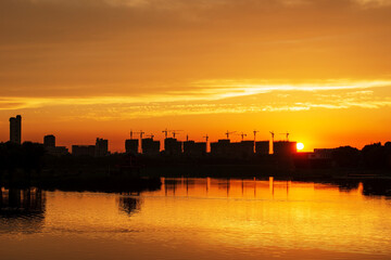 Obraz premium Sunset lake light and tower crane