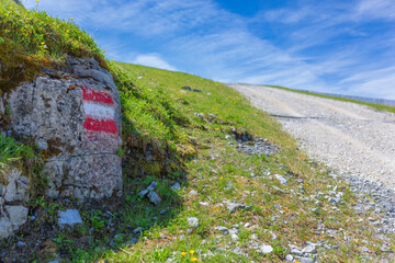Kennzeichnung eines Wanderweges in Österreich in den Landesfarben