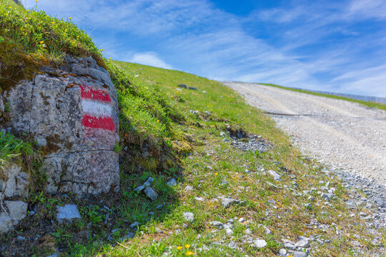 Kennzeichnung eines Wanderweges in &Ouml;sterreich in den Landesfarben