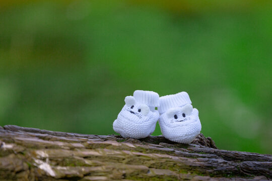 zwei Babyschuhe als symbolisches Zeichen f&uuml;r Babygl&uuml;ck