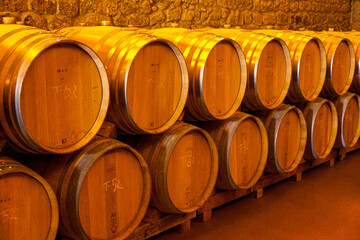 Ein Weinkeller dient als Lagerraum für Wein in Fässern