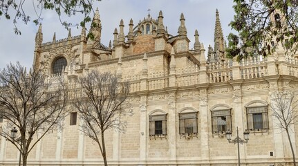 Fototapeta na wymiar cathédrale de Séville au centre ville et ses rues en Andalousie