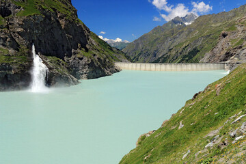 Lac, cascade  et barrage de Mauvoisin, en Suisse. Retenue hydroélectrique.
