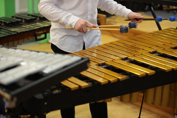 A musician playing the xylophone with a hammer in his hand