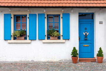 Haus mit blauer Haustür und Fenstern