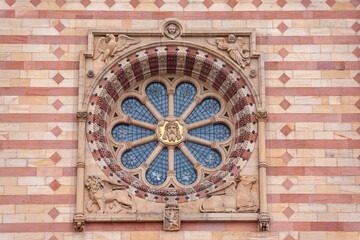 Fototapeta na wymiar Kaiser- und Mariendom Speyer, Radfenster an der Westfassade