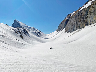 Melting snow cover and early spring ambience in the alpine valley Seeboden in the Glarus Alps mountain massif (Glarnerland tourist region) - Canton of Glarus, Switzerland (Schweiz)