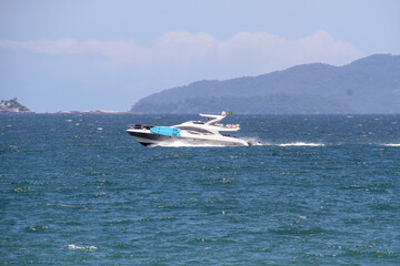 Obraz premium Motor boat, speedboat in the sea of ​​Brazil, aerial view