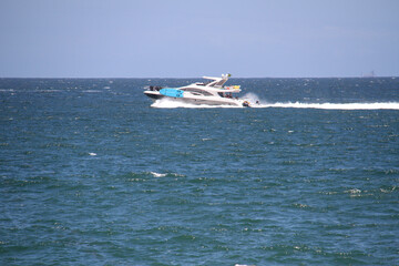 Obraz premium Motor boat, speedboat in the sea of ​​Brazil, aerial view