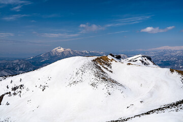 冬の福島安達太良山山頂からの磐梯山を臨む