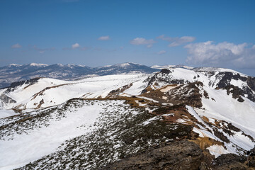 Fototapeta na wymiar 冬の安達太良山山頂から牛ノ背、鉄山方向を臨む
