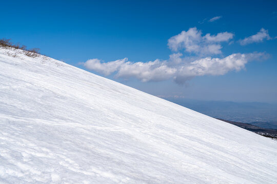 冬の安達太良山あだたらロープウェイ山頂駅から安達太良山頂間の雪斜面