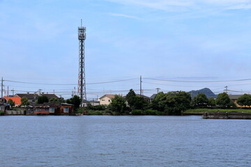 鉄塔と池