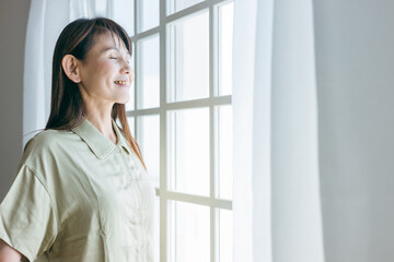 起床・朝活・寝起きの女性（パジャマ）
