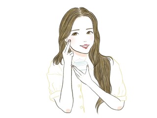 スキンケアをするロングヘアのきれいな女性