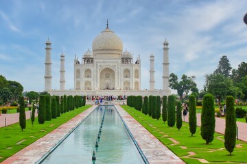 Fototapeta na wymiar Taj mahal front view with water fountain