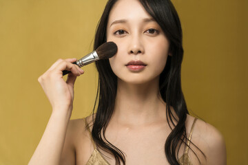 Obraz premium 艶感のあるメイクする女性