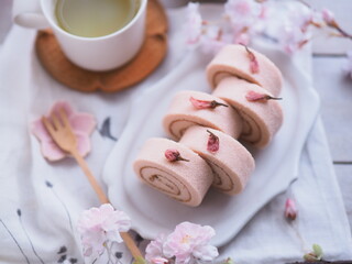 春スイーツ 桜ロールケーキでティータイム