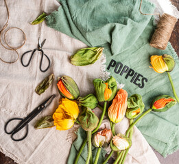 Flatlay mit Mohnblumen und Schriftzug 
