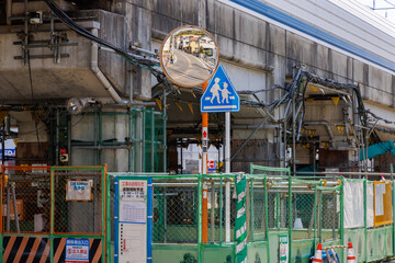 鉄道の高架下の工事現場のフェンスと標識