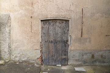 Fototapeta na wymiar an old wooden entrance door