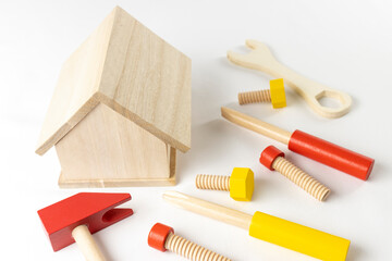 おもちゃの住宅と工具。メンテナンスのイメージ