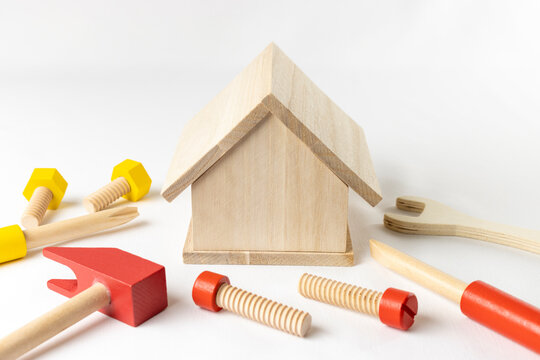 おもちゃの住宅と工具。メンテナンスのイメージ