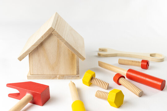 おもちゃの住宅と工具。メンテナンスのイメージ