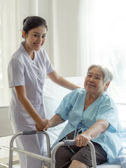 Obraz premium the nurses are well good taken care of elderly patients in hospital bed patients feel happiness - medical and healthcare concept