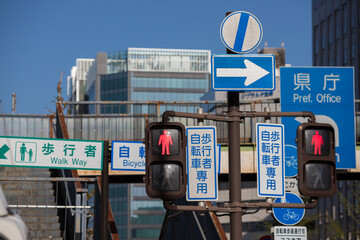 名古屋の町の交通案内看板と標識