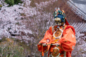 寺院で行われた舞楽奉納