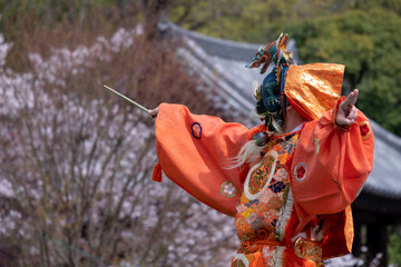 寺院で行われた舞楽奉納