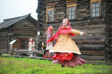 Obraz premium Traditional Slavic rituals in the rustic style. Outdoor in summer. Slavic village farm. Peasants in elegant robes.