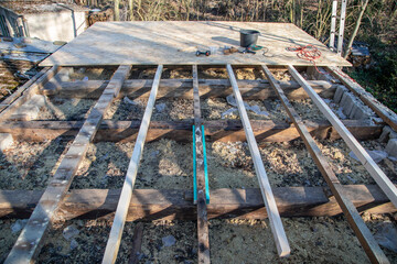 Holzbalken mit Holzlatten kontern und abstützen