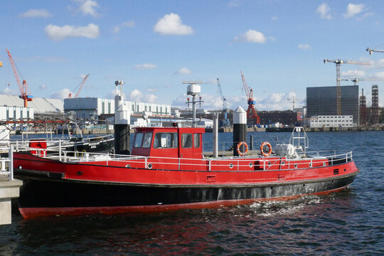 Feuerl&ouml;schboot &bdquo;Kiel" im Kieler Museumshafen
