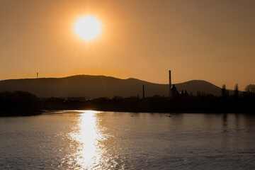 Naklejka premium Incredible, epic sunset over the river, with golden shomerring, shiny water