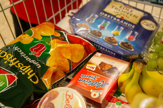 Einkaufswagen mit Lebensmitteln im Supermarkt (Deutschland)