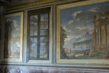 Obraz premium a beautiful painting on the walls in an old antique villa