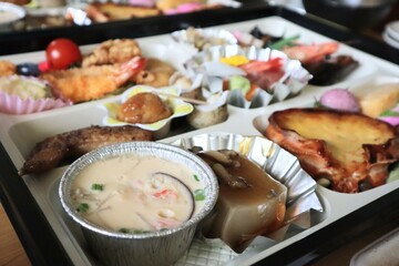 日本の豪華な仕出し弁当のクローズアップ