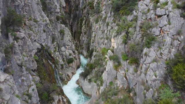 Barranco o Desfiladero, rio ente paredes de rocas con aguas torrenciales, Estret de les Penyes en Alicante, Callosa de Ensarria 