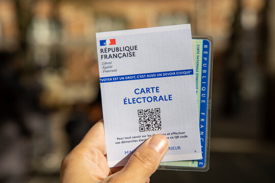 main d'&eacute;lecteur qui tient sa carte d'&eacute;lecteur et carte sa d'identit&eacute; pour aller voter aux &eacute;lections