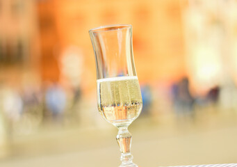 シャンパングラスに注がれたシャンパン