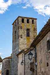 Clocher de l'Eglise Notre-Dame-de-l'Assomption depuis une ruelle du village médiéval des Matelles (Occitanie, France)