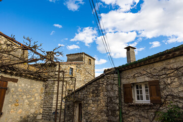 Maison au sein du village médiéval des Matelles (Occitanie, France) - obrazy, fototapety, plakaty