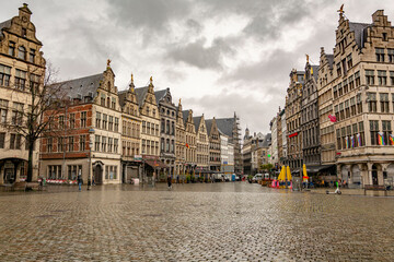 Oud centraal plein in Antwerpen in een bewolkte regenachtige dag