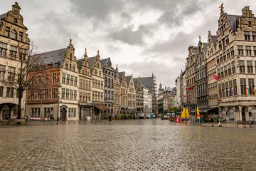 Poster Im Rahmen Alter zentraler Platz in Antwerpen an einem bewölkten regnerischen Tag © Eli Bolyarska