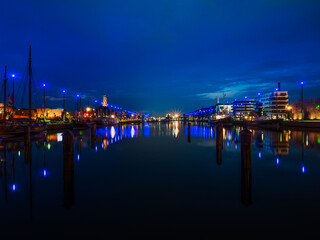 Fototapeta na wymiar At night in Bremerhaven at the port
