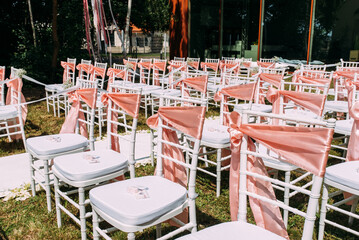 rosafarbene Hochzeits Dekoration mit Schleierkraut und rosa Bändern und Eukalyptus
